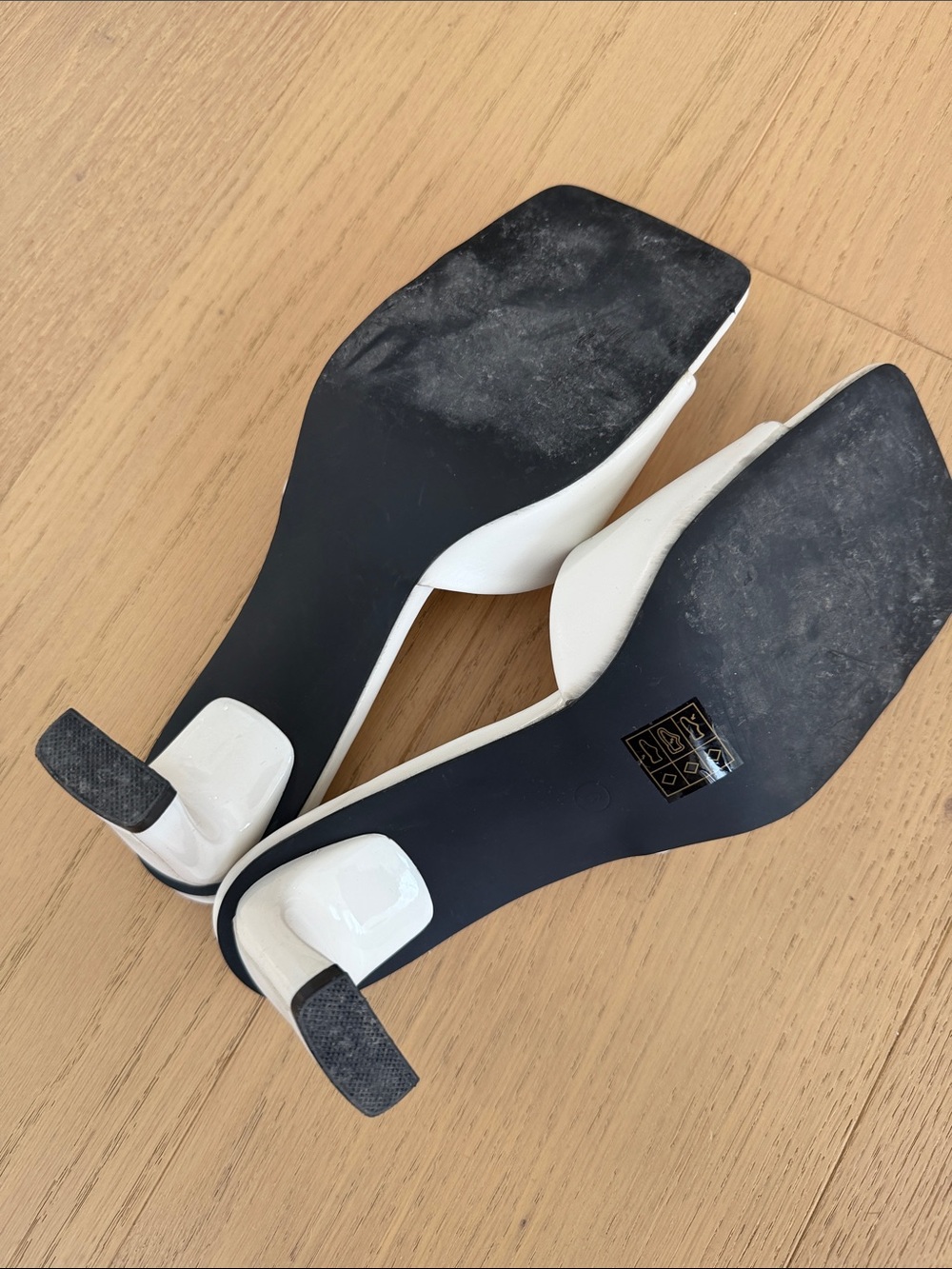 PrettyLittleThing White Square Toe Mid Heel Mules - Picture 4 of 4